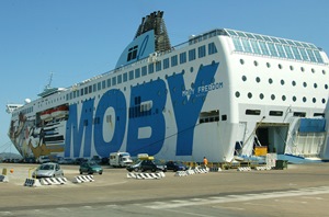 20040817- OLBIA (SASSARI)- CRO- PER AVARIA RIENTRA IN PORTO OLBIA NAVE CON 1.700 PASSEGGERI. MOBY FREEDOM DIRETTA A GENOVA IMPATTA CON CORPO SEMISOMMERSO. La nave Moby Freedom, ammiraglia della flotta della Compagnia Moby, partita ieri alle ore 22 da Olbia e diretta a Genova, con 1.700 passeggeri, ha dovuto far rientro nel porto sardo per l'avaria ad un'elica che si e' spezzata, secondo i primi accertamenti, per l'impatto con un corpo semisommerso. La Moby Freedom e', rientrata con i propri mezzi, benche' a velocita' ridotta, nel porto di Olbia dopo le 4:15.  DAVIDE CAGLIO/ANSA/RED
