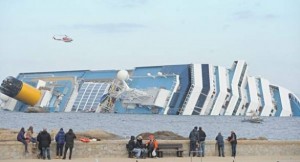 costa concordia inclinata con curiosi a terra costa concordia inclinata con curiosi a terra