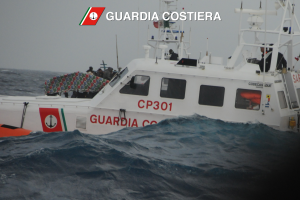 mezzo guardia costiera durante salvataggio