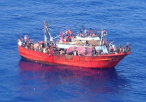 migranti libici su peschereccio affollato migranti libici su peschereccio affollato