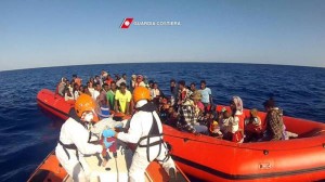migranti-salvati-su-un-gommone-guardia-costiera migranti-salvati-su-un-gommone-guardia-costiera