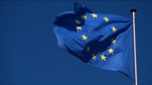 bandiera-dellue-unione-europea-svolazzare-cielo-azzurro bandiera-dellue-unione-europea-svolazzare-cielo-azzurro