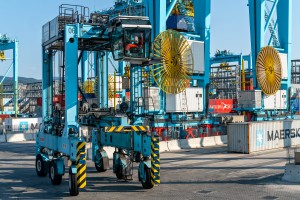 gru-a-cavaliere-presso-container-terminal gru-a-cavaliere-presso-container-terminal