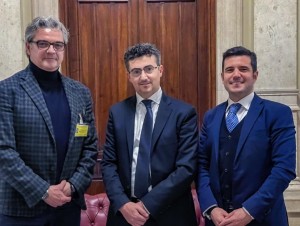 Da-sx-Il-Vicepresidente-IAM-Modestino-Manfredi-lOn.-Caramiello-e-il-tesroriere-iAM-Davide-Fusco Da-sx-Il-Vicepresidente-IAM-Modestino-Manfredi-lOn.-Caramiello-e-il-tesroriere-iAM-Davide-Fusco