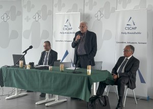 in_piedi__giuseppe_boschi__presidente_onorario_cscmp_italy_roundtable in_piedi__giuseppe_boschi__presidente_onorario_cscmp_italy_roundtable
